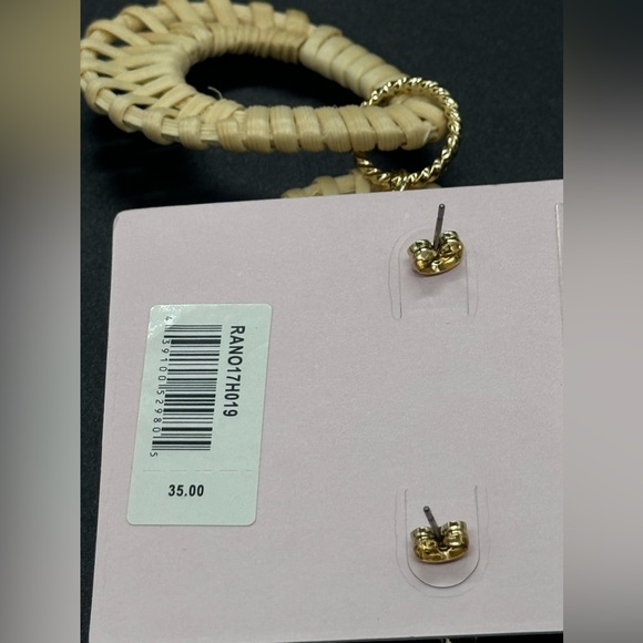 Chic Woven Rattan Drop Earrings with Gold Floral Accent ๐ฟโจ - Picture 4 of 4